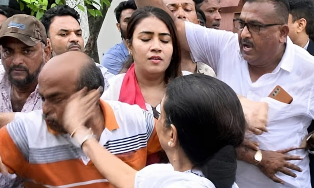 রেগে গিয়ে কর্মীদের মারলেন মমতা