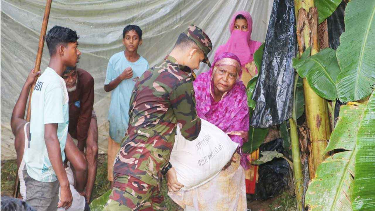 বন্যাদুর্গত মানুষের পাশে সেনাবাহিনী
