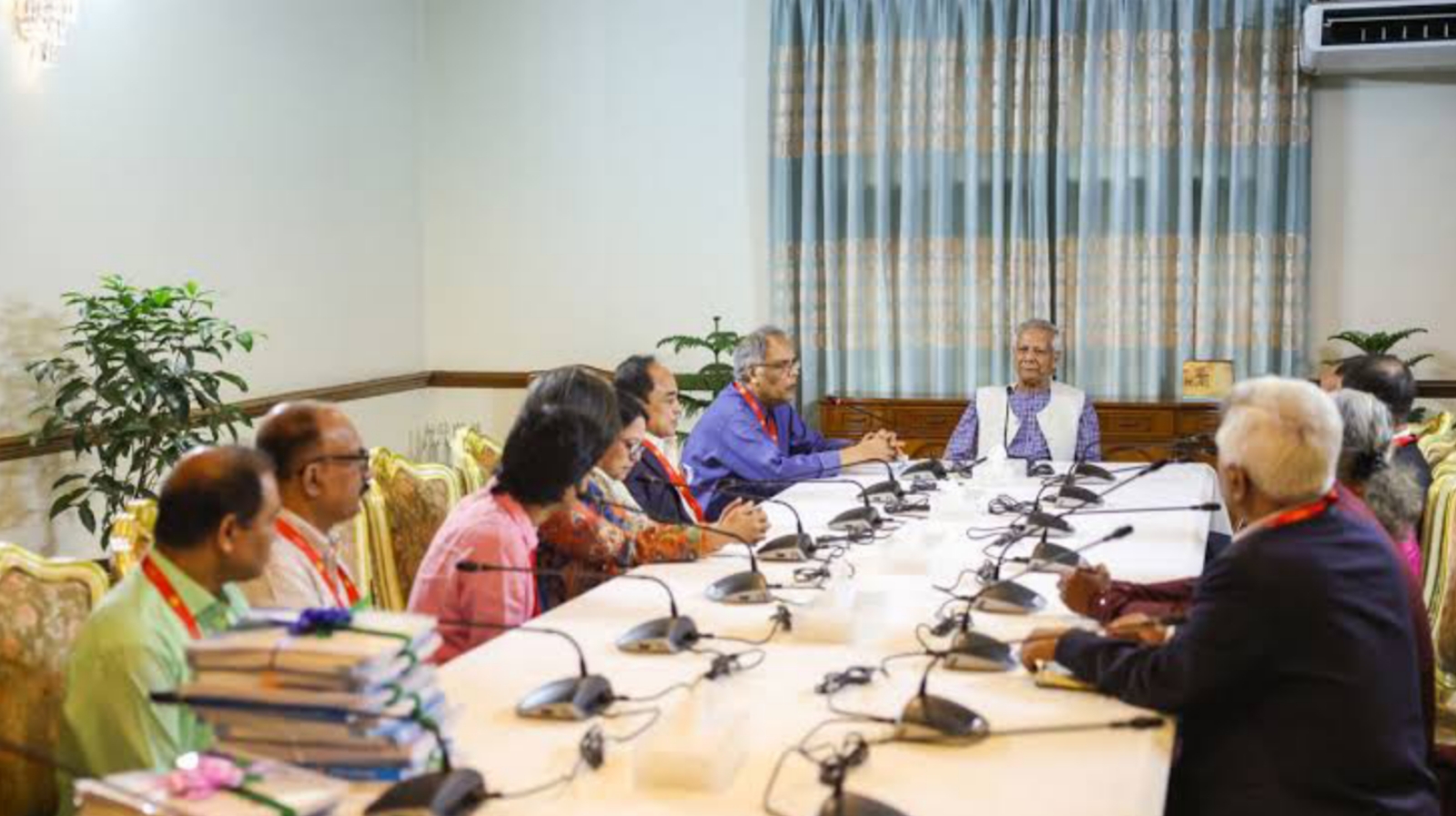 একটি প্রতিষ্ঠান একটি গণমাধ্যমের মালিক হতে পারবে 