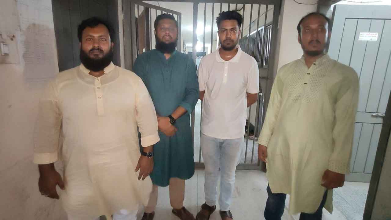মোহাম্মদপুরে ‘সমন্বয়ক’ পরিচয়ে চাঁদাবাজির সময় গ্রেপ্তার ৫