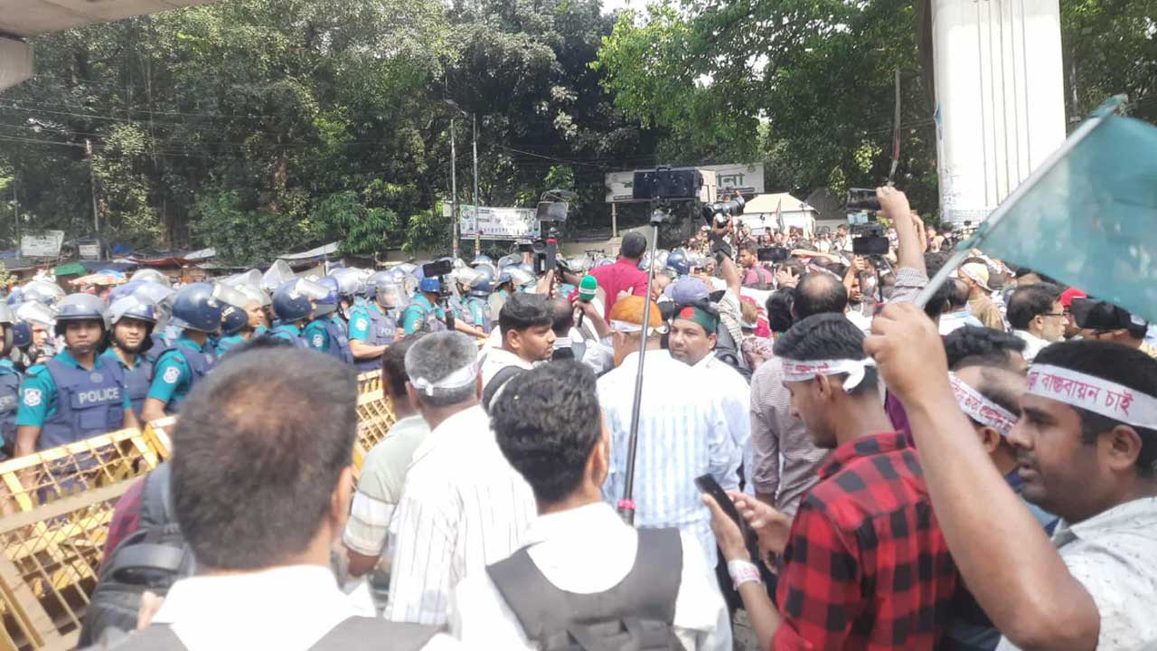 শাহবাগ মোড়ের আগেই শিক্ষকদের আটকে দিলো পুলিশ