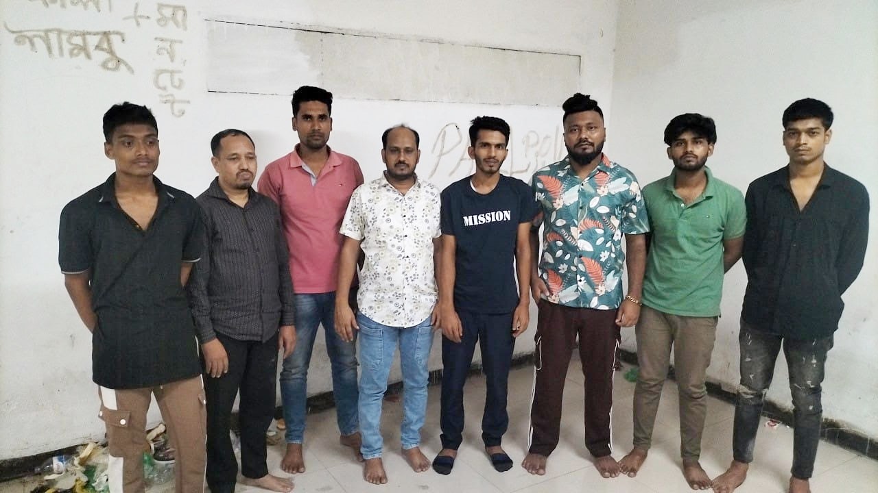 মোহাম্মদপুরে আ.লীগের ঝটিকা মিছিলের চেষ্টা-ককটেল বিস্ফোরণ, গ্রেপ্তার ৮
