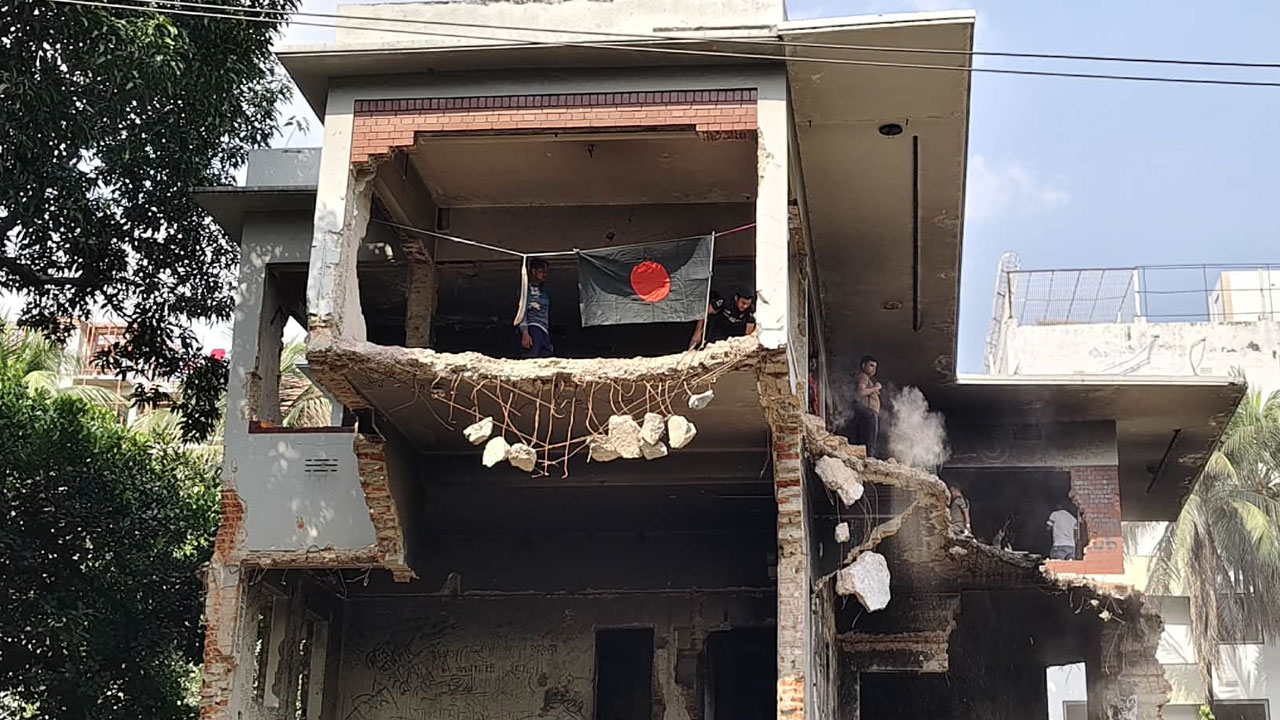 ইনকিলাব জিন্দাবাদ’ স্লোগানে ধানমন্ডি ৩২-এ ভাঙচুর