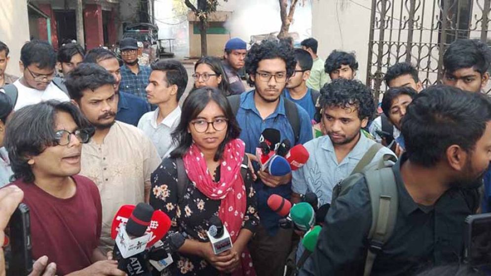 শাহবাগ থানা ঘেরাও  ডিসি মাসুদের অপসারণ দাবিতে ঢাবি শিক্ষার্থীদের বিক্ষোভ