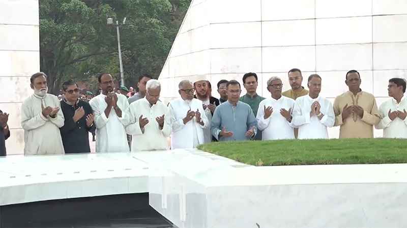 মা-বাবার কবর জিয়ারত করলেন প্রধানমন্ত্রী